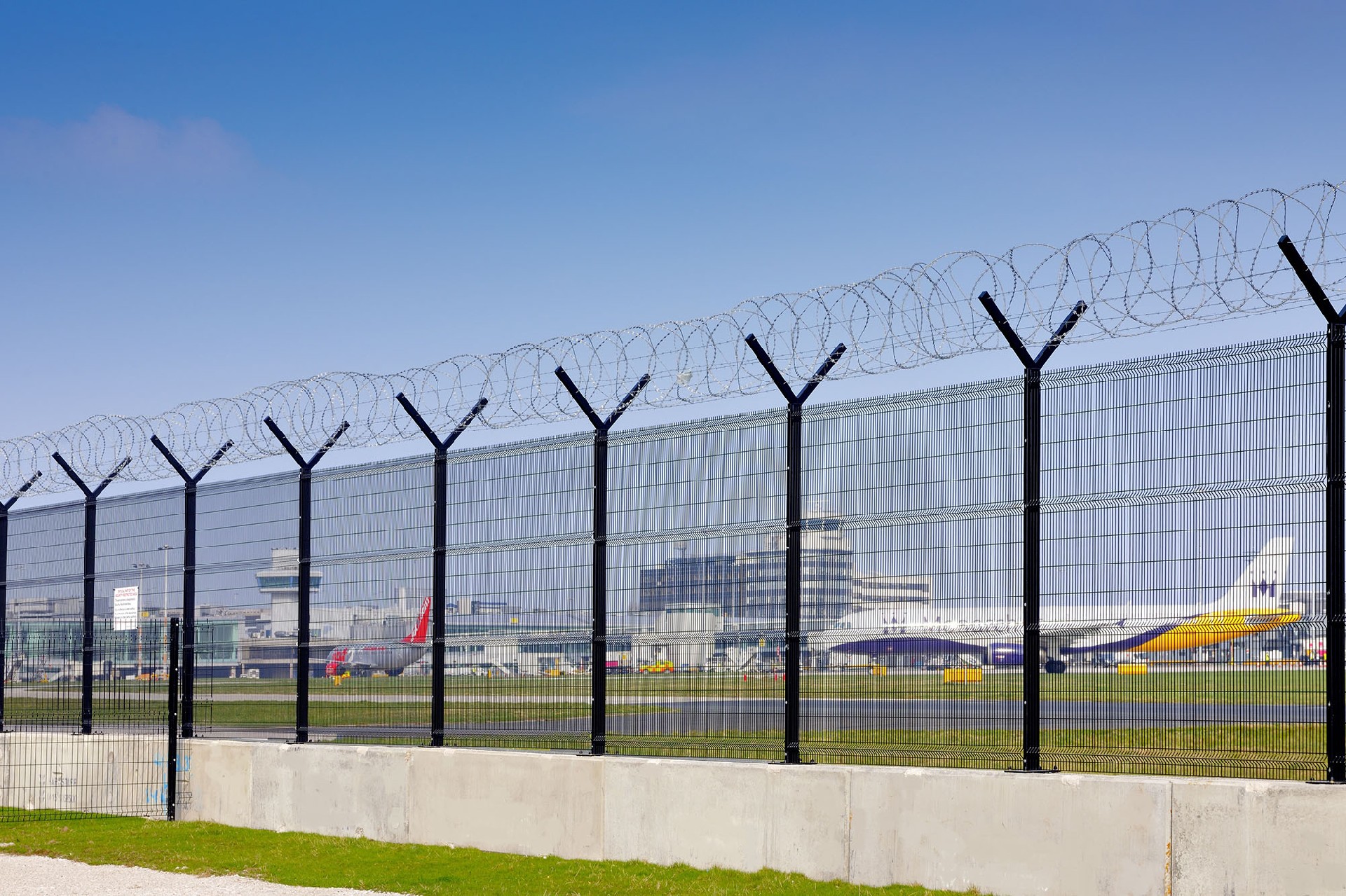 Airport-fencing-thumb-large-image-file072647.jpg